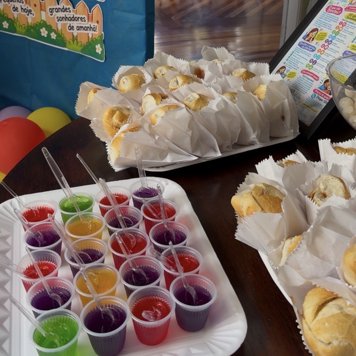 Mesa com o lanche especial da celebração
